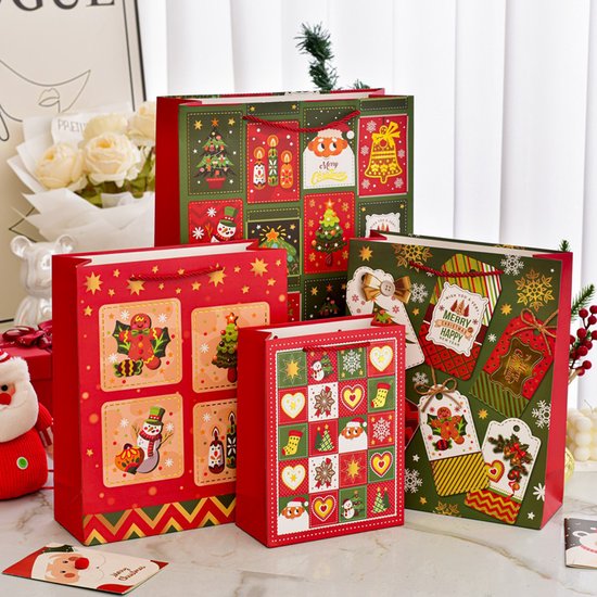 Drie verschillende luxe kerstcadeautassen in rood en groen met diverse feestelijke illustraties.