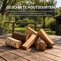Stapel zacht hout, zoals wilg, berk of populier, op een houten tafel onder een boom.
