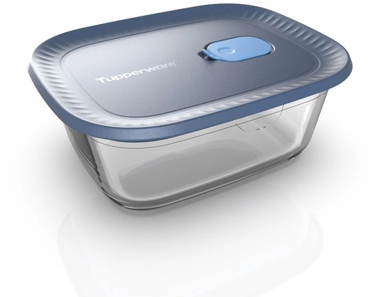 Une boîte de conservation en verre avec un couvercle et une fermeture bleus, portant le logo Tupperware.