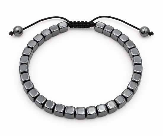 Zilverkleurige armband met blokvormige hematiet kralen (5x5mm) aan zwart koord.