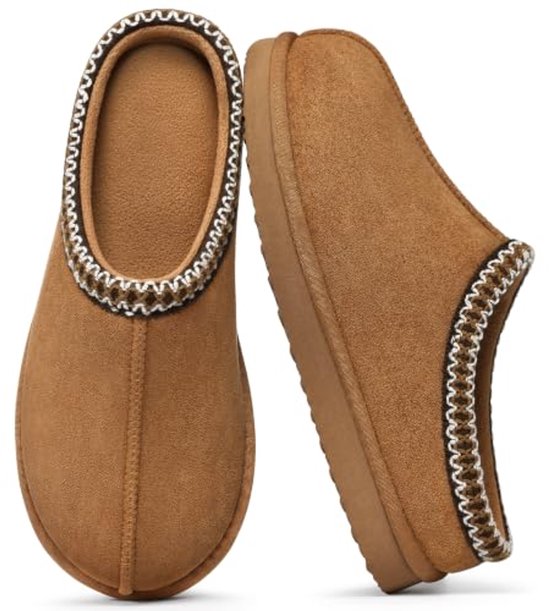Paar bruine suède pantoffels met decoratieve gebreide rand, op witte achtergrond.