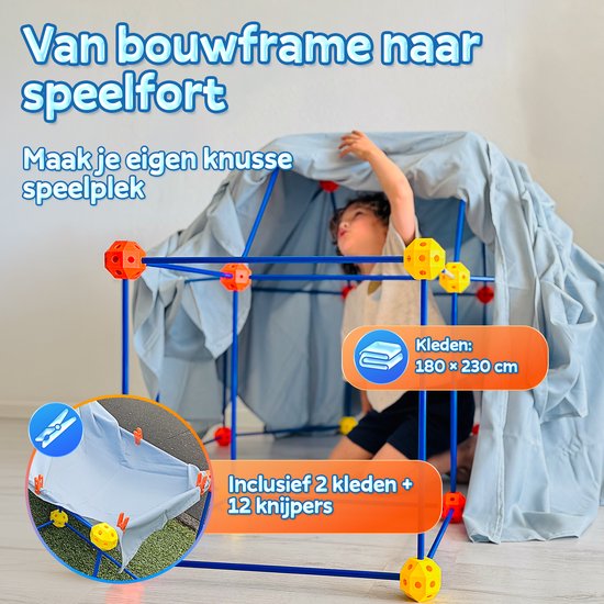 Kind bouwt een fort met blauwe stokken, gele en oranje ballen, bedekt met een lichtblauwe deken.