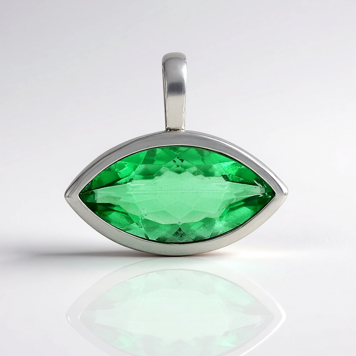 Cavill - Zilveren Hanger - 925 Sterling Zilver Geplatineerd - Marquise Geslepen Smaragdgroene Kwarts 3,40 ct - Luxe Minimalistisch Braziliaans Sieraad
