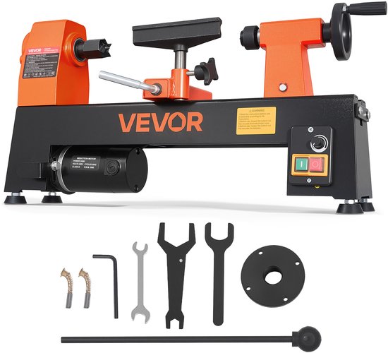 Zwarte en oranje VEVOR-draaibank met meegeleverde accessoires zoals sleutels, handwiel en opspanplaat.