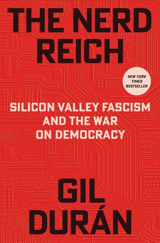 Boek "The Nerd Reich" met tekst "Silicon Valley Fascism and the War on Democracy" op een rode achtergrond met printplaatmotief. "New York Times Bestseller".