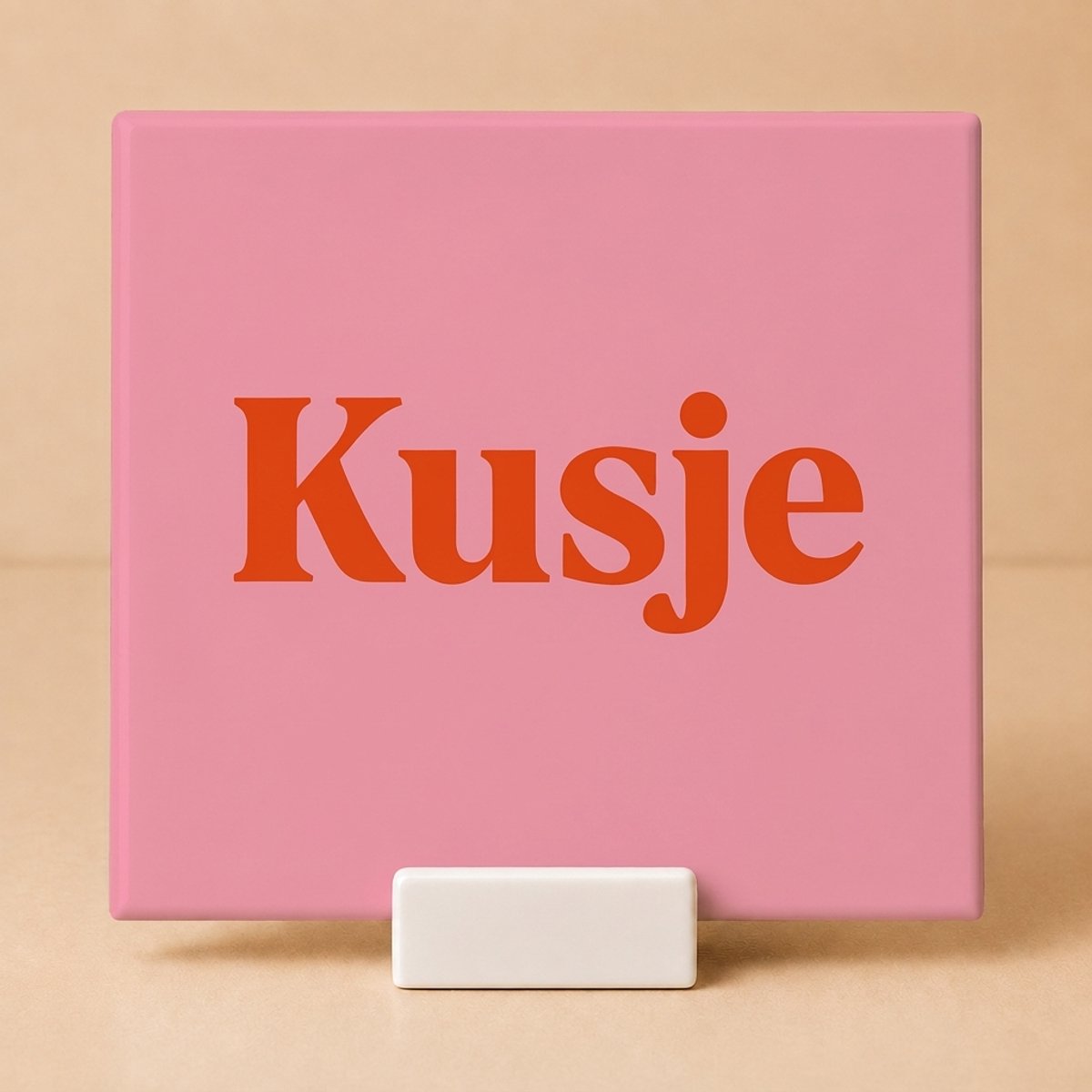 Tegeltje met Tekst "Kusje" Koraalroze – Keramisch Tegeltje 11x11 cm met Houdertje – Lief Cadeau