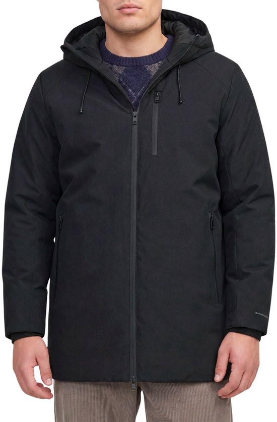 Man met zwarte parka met rits, gedetailleerd op de voorkant.