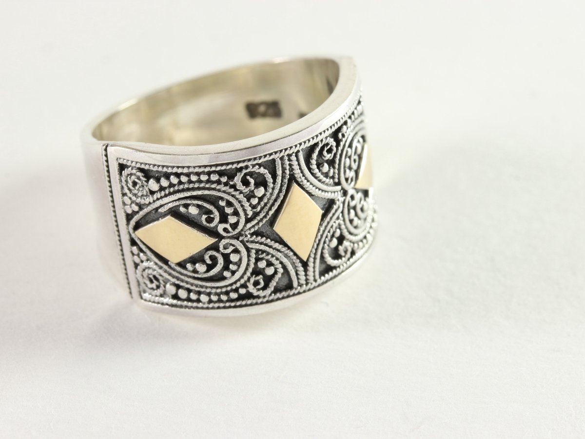 Traditionele bewerkte zilveren ring met 18k gouden decoraties - maat 18