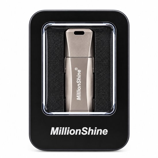 Zilverkleurige MillionShine USB-stick met draaibare dop, in zwarte verpakking.