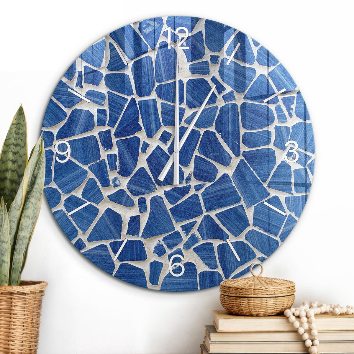 ArtPrintCave Blauw Glazen Klok - Wandklok 60 cm - Muurklok Rond - Blauw Mozaïek Unieke Klok - Abstractie Stille Wandklok - Witte Klokwijzers