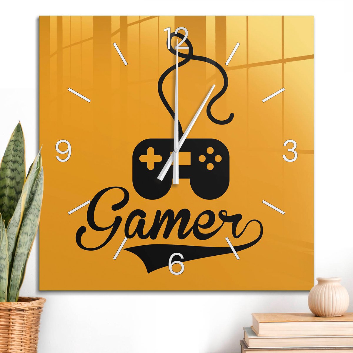 ArtPrintCave Oranje Glazen Klok - 60x60 cm - Wandklok Vierkant - Gamercontroller Wandklok Keuken - Teksten Unieke Klok - Witte Klokwijzers