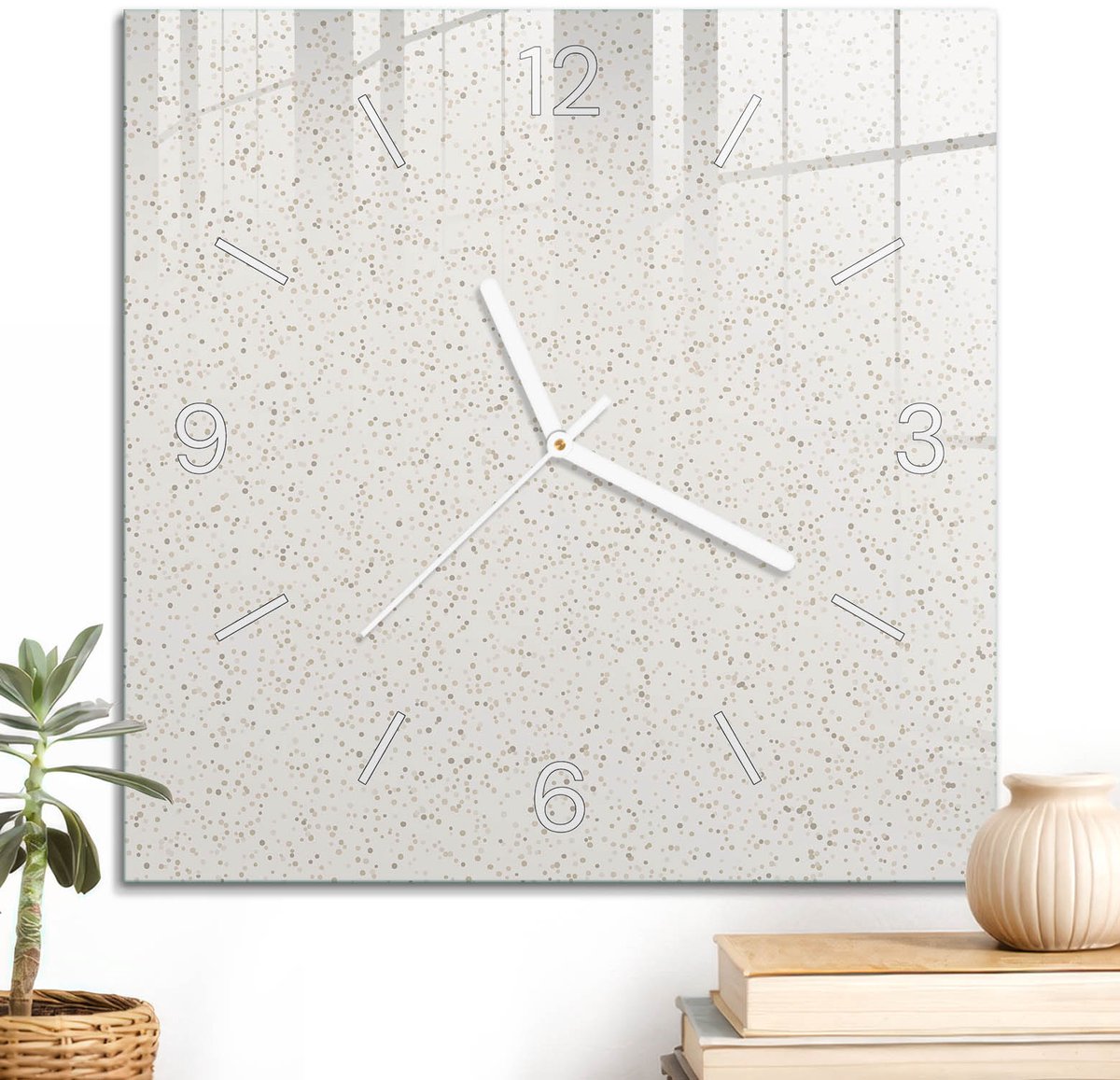 ArtPrintCave Romig Glazen Klok - 30x30 cm - Wandklok Vierkant - Crème Stippen Unieke Klok - Minimalist Stille Wandklok - Witte Klokwijzers