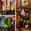 Collage van LEGO boekhandel interieur: minifiguren bij toonbank, boekenkasten en planten.