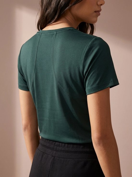 Groen sportshirt met korte mouwen en een ronde hals. Naadaccenten op de rug.