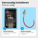 Stappenplan voor het plaatsen van een gasfles van 15 kg in de kachel en het koppelen van de gasslang en regulator.