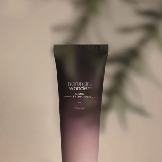 Haruharu Wonder Black Rice Moisture 5.5 Soft Cleansing Gel, tube met gradiënt, zachte focus met plantentak op achtergrond.