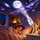 Kind slaapt in bed onder een galaxy projector die een maan en sterrenhemel projecteert. Projector is wit met regenboogkleurig licht.