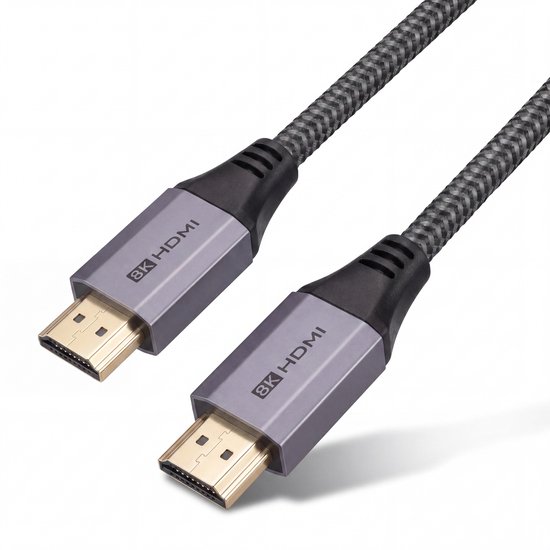 Een grijze HDMI 2.1 kabel met een gevlochten mantel en vergulde connectoren op een witte achtergrond.