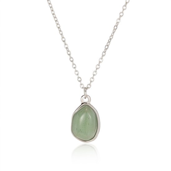 Zilverkleurige ketting met een ruwe, lichtgroene aventurijn hanger.