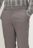 Grijze chino broek met een grijze geruite blouse.
