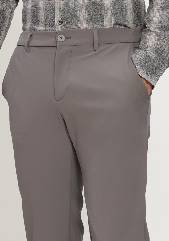 Grijze chino broek met een grijze geruite blouse.