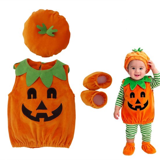 Combinaison citrouille orange avec bordure de feuilles vertes et visage noir, bonnet et chaussons assortis. Bébé porte la tenue avec pantalon rayé et chaussons.