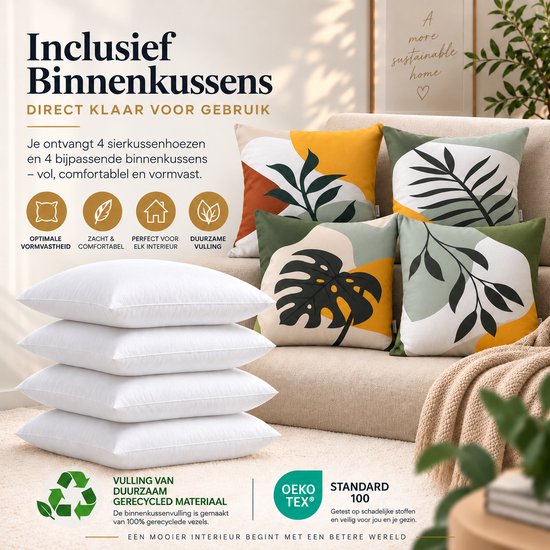 Stapel van vier witte, volle kussens naast vier sierkussens met een abstract bladpatroon in oranje, groen en geel op een bank.