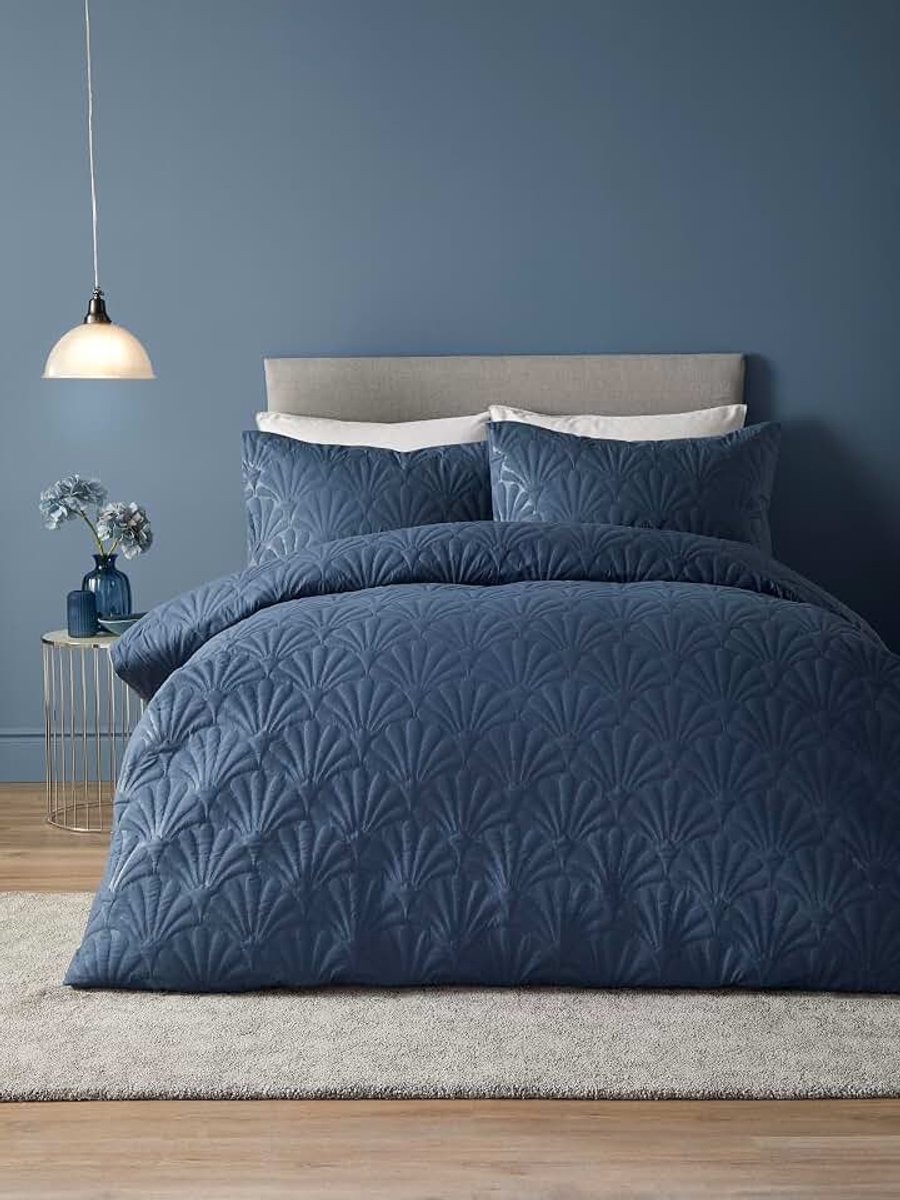 Serene - Donkerblauw dekbedovertrek met bloemenborduurwerk - Eenpersoons beddengoed (140 x 200 cm) - Luxe beddengoed - Soft Touch - Pinsonic/Ultrasoon patroon - Marineblauw dekbed met reliëf - Cavili