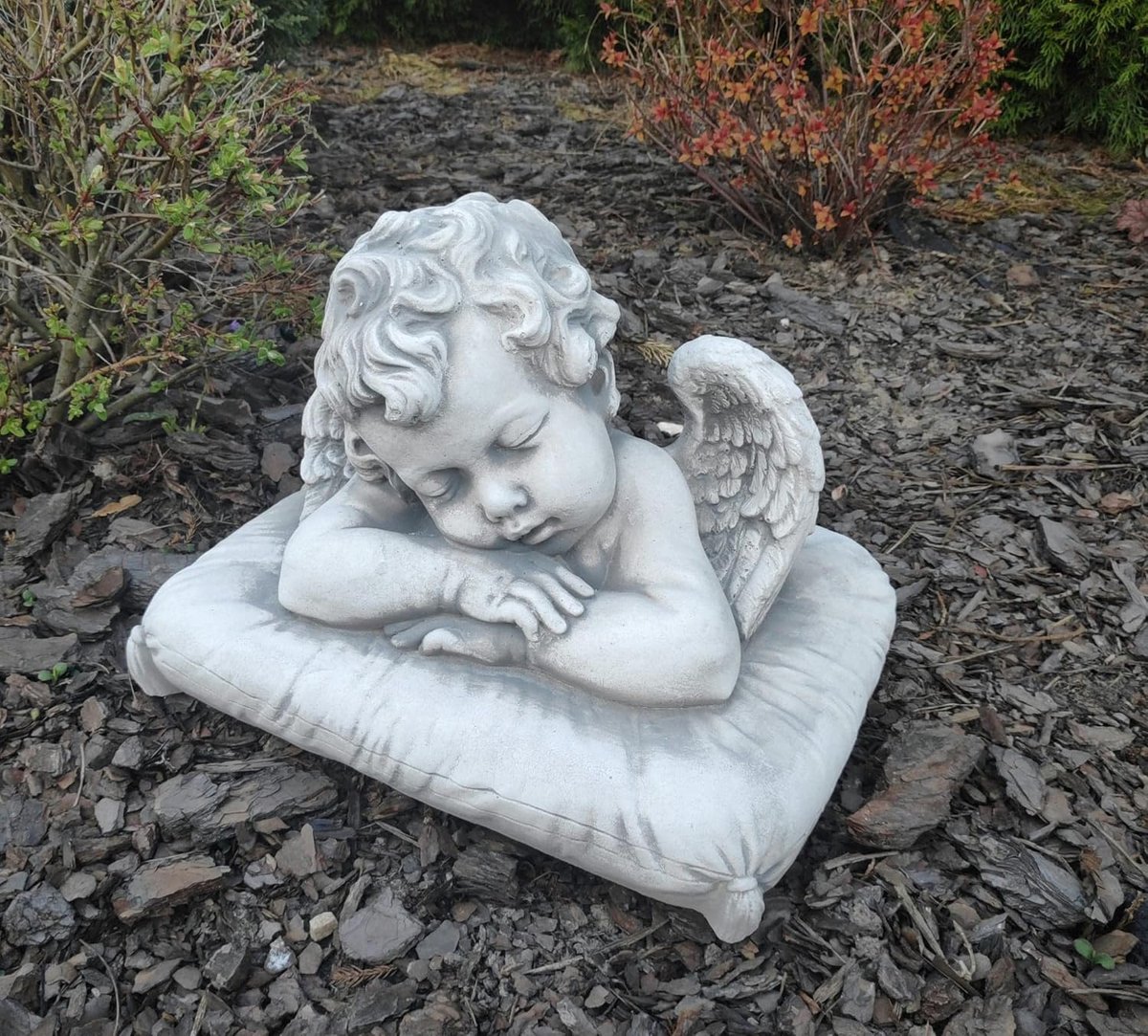 Figuur van slapende engel op een kussen, gemaakt van gegoten steen, tuindecoratie