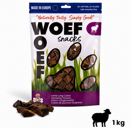 Zak met Woef Woef Snacks Lamslong met groene gras-achtergrond en vijf lamslongblokjes. "Naturally Tasty. Simply Good!" 1kg.