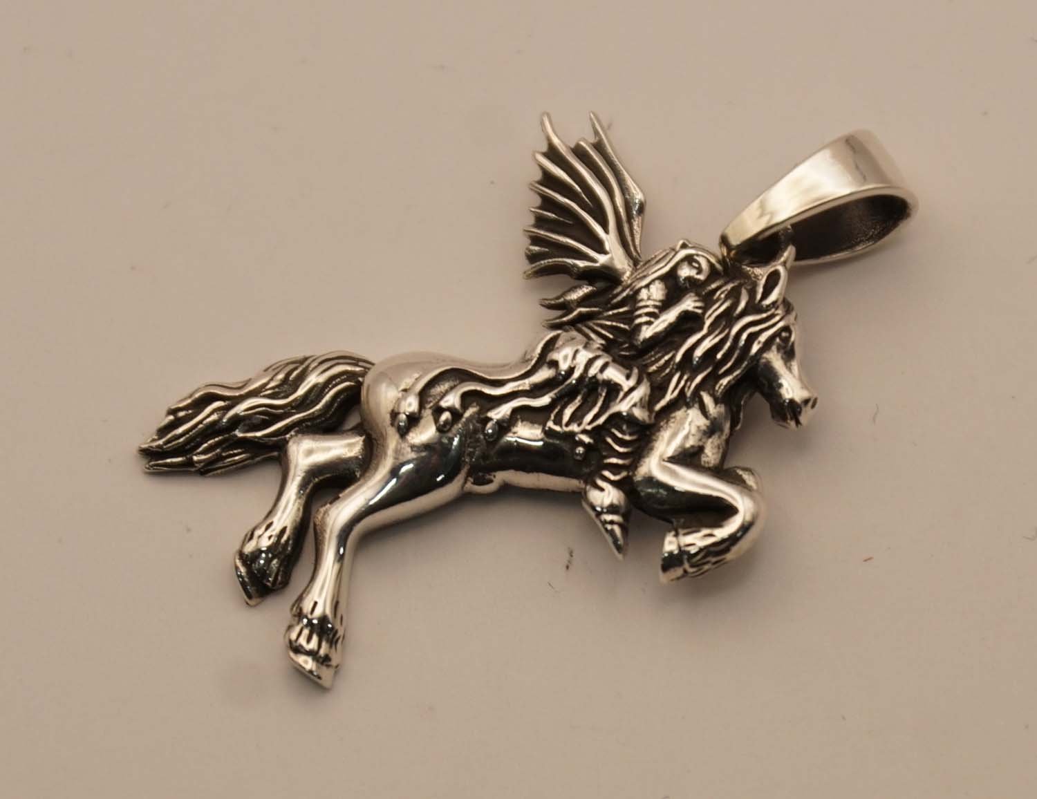 Sterling zilveren hanger Pegasus op de rug Bellerophon - zilveren hanger van vliegende grieks paard - mythe and sagen hanger van 925 zilver - geschiedenis hangertje van Pegusas