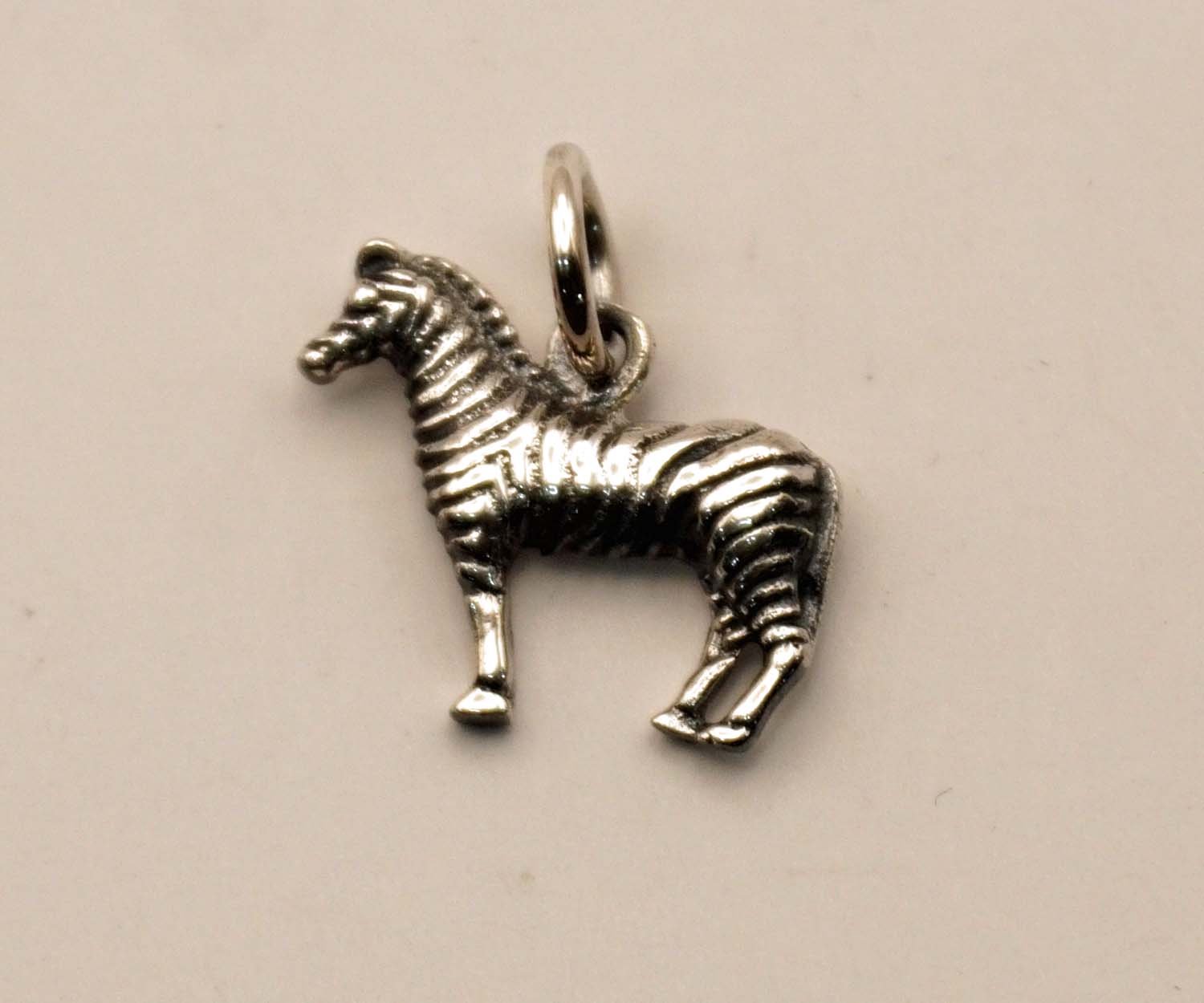 Sterling zilveren hanger zebra - zilveren hangertje voor aan ketting wild dier - zebra hanger gemaakt van 925 zilver - mooie zilveren hanger van een wilde zebra