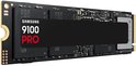 Close-up van de zwarte Samsung 9100 PRO SSD met rode accenten.