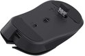 Onderkant van zwarte draadloze muis met USB-ontvanger, aan-uitschakelaar en oplaadpoort.