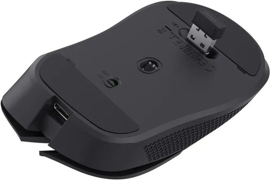 Onderkant van zwarte draadloze muis met USB-ontvanger, aan-uitschakelaar en oplaadpoort.