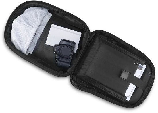 Zwarte rugzak volledig open met kleding, een camera en een tablet in de gevoerde vakken.