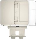 Bovenaanzicht van witte HP Envy Photo printer met beige papierinvoer en geopende uitschuifbare lade.
