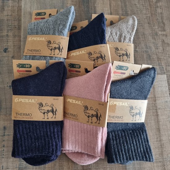 Stapel van 6 paar geribbelde wollen thermosokken in blauw, roze, grijs en beige met Pesail wikkel.