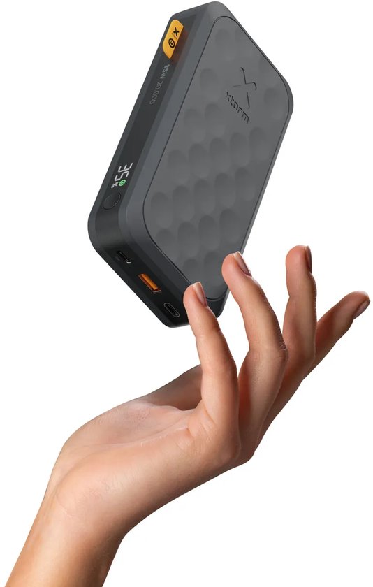 Zwarte Xtorm powerbank zwevend boven een hand, 35W 20.000 model.