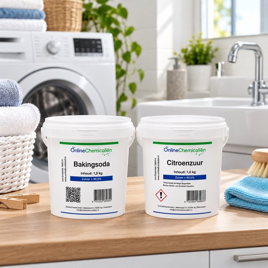 Twee witte emmers van 1kg met Baking Soda en Citroenzuur op een houten aanrecht in een badkamer.