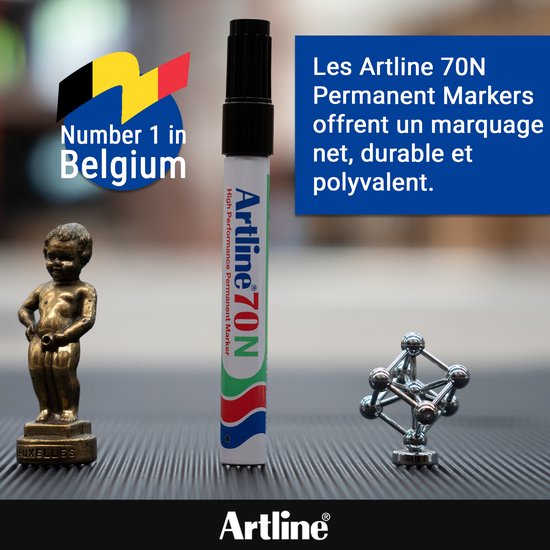 Een zwarte Artline 70N permanente marker naast het Manneken Pis-beeldje en een moleculair model.