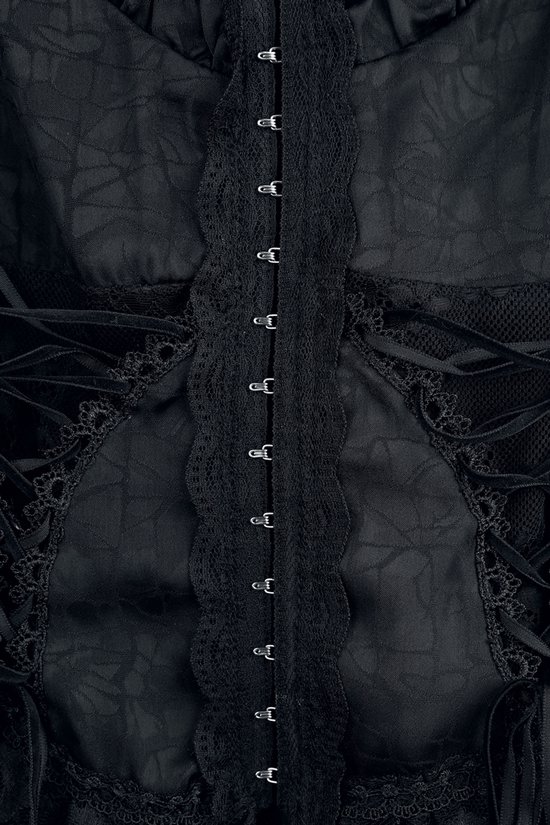 Detailopname van de voorkant van een zwarte blouse met zilveren haaksluitingen, kanten details en veters.