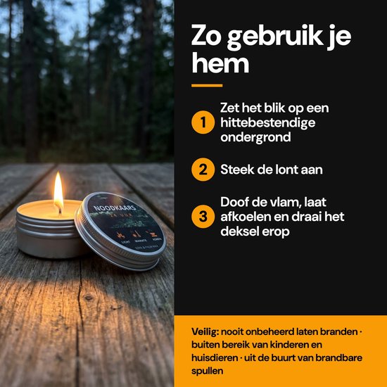 Brandende noodkaars in metalen blik op houten ondergrond in een bosrijke omgeving, met veiligheidsinstructies.