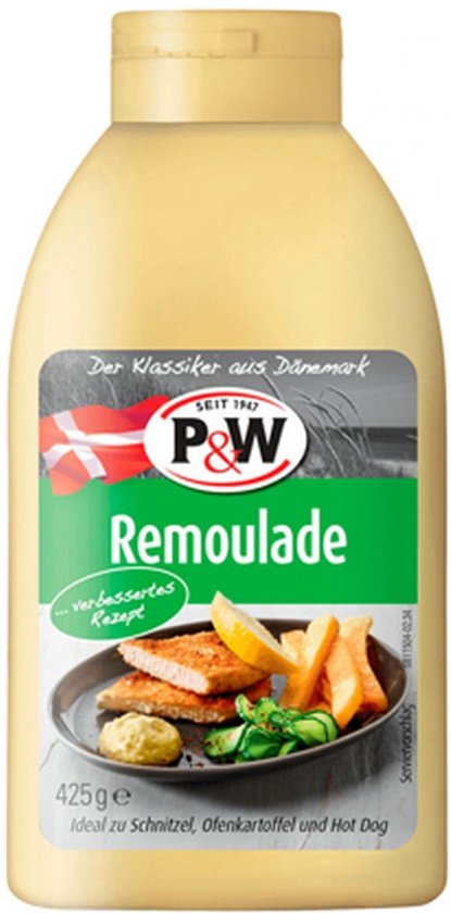Fles P&W remouladesaus (425g) met Deense vlag, afgebeeld met schnitzel, citroen, friet en komkommer.