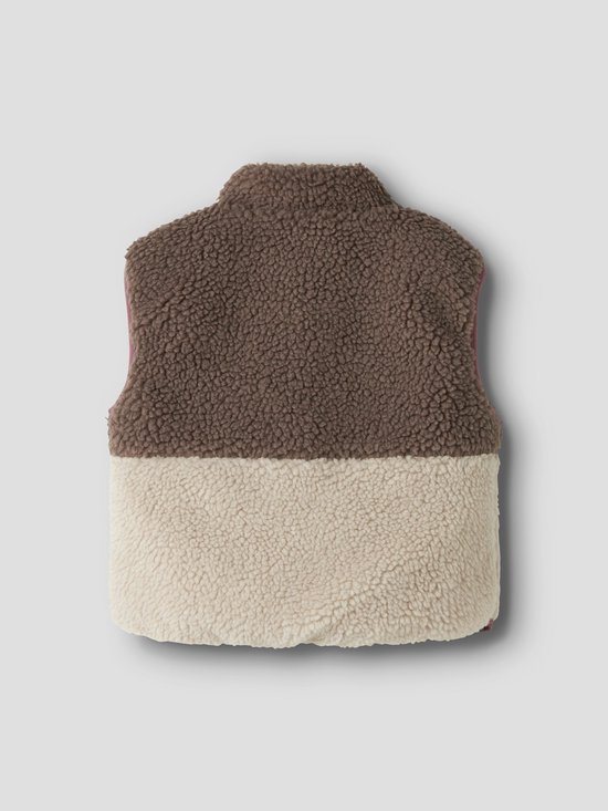 Achterkant van een tweekleurig bruin en beige teddy gilet.