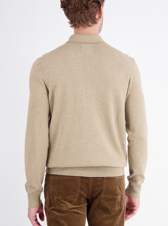Achterkant van een man in een beige polotrui en bruine corduroy broek.