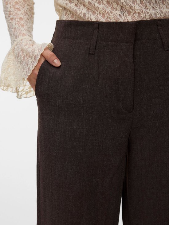 Donkerbruine broek met wijde pijpen en subtiel krijtstreepdessin. Een vrouw met blonde haren draagt de broek met een beige kanten top.