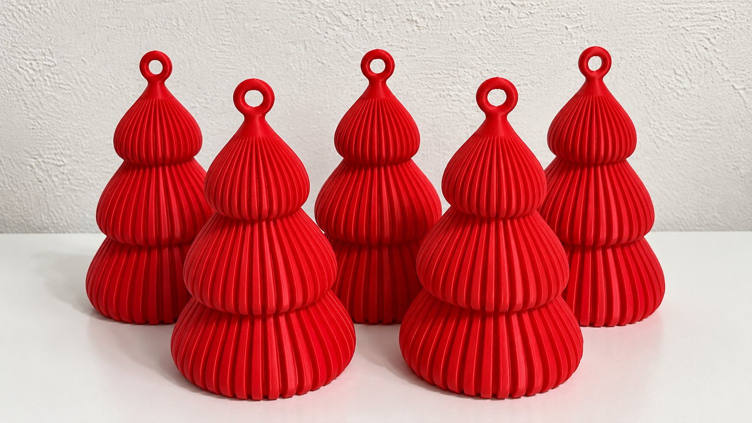 Byrne Studio Kerstboomhangers – Set van 5 – Kerstboomvorm – Geribbeld design – PLA Rood