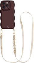 xoxo Wildhearts Glossy Wavy Cord Case Burgundy - Geschikt voor iPhone 13 Pro Max - Lanyard Strap (Beige) - Lang koord - Glimmend telefoonhoesje met golven - Hoesje met koord - Stevig telefoonkoord - Lange telefoonketting - Bordeaux rood hoesje