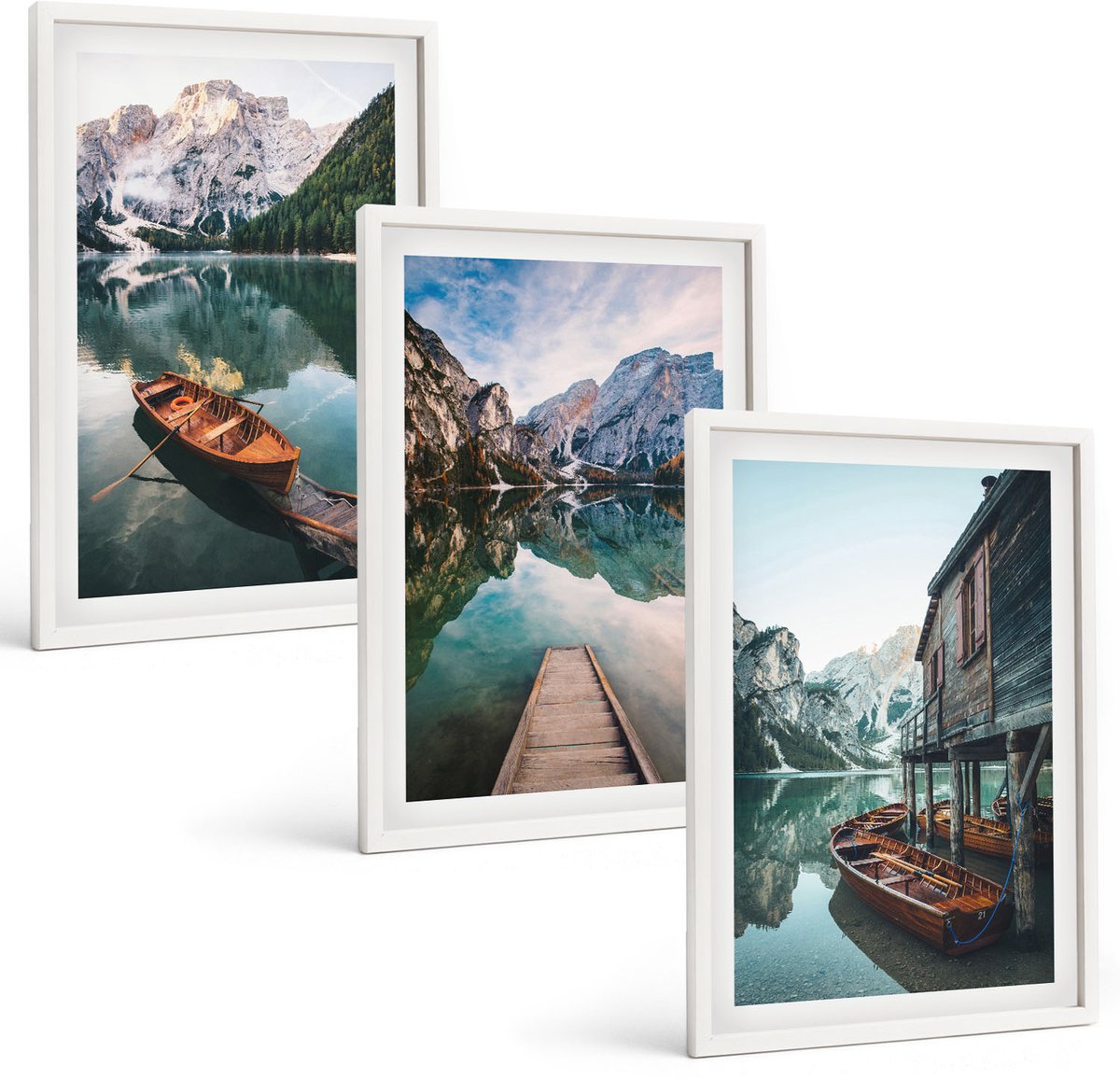 Coloray 3-Delige Schilderij Set - Een Meer In De Bergen Met Bootjes En Een Houten Huisje. - 40 x 60 - Wanddecoratie - Schilderijen Set - Kantoor - Moderne Wanddecoratie